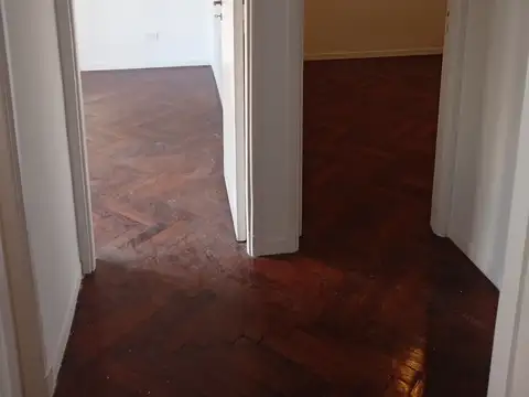 Muy buen departamento 4 amb. + dep. Con patio y balcón.