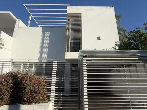 Alquiler casa de 3 dormitorios con doble cochera, jardín y pileta barrio la florida, rosario