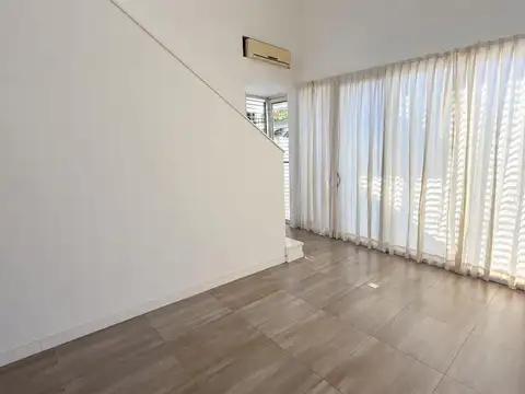Casa en Alquiler con 1 cochera
