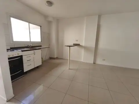 AMPLIO MONOAMBIENTE DIVIDIDO CON BALCON Y PATIO