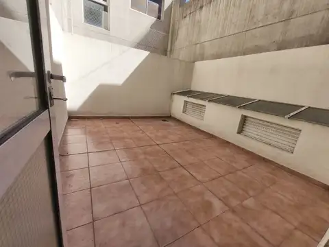 AMPLIO MONOAMBIENTE DIVIDIDO CON BALCON Y PATIO