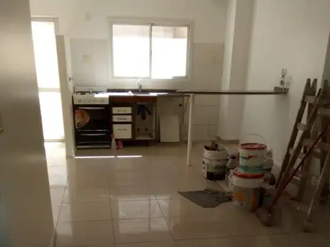 AMPLIO MONOAMBIENTE DIVIDIDO CON BALCON Y PATIO