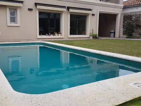 Casa 8 ambientes con 4 baños