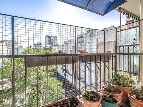 Plaza Vicente Lopez - Piso alto en Contrafrente a pulmón abierto - SUPER LUMINOSO - SEG 24 hs.