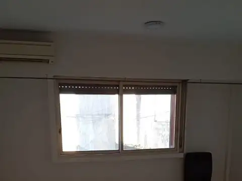amplio monoambiente con aire acondicionado y estufa en Caseros