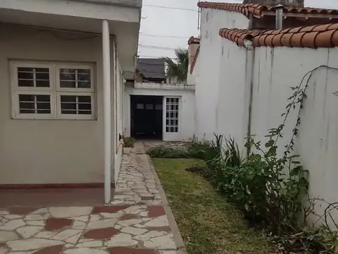venta casa 4 amb + depto 3 amb castelar cerca Alem