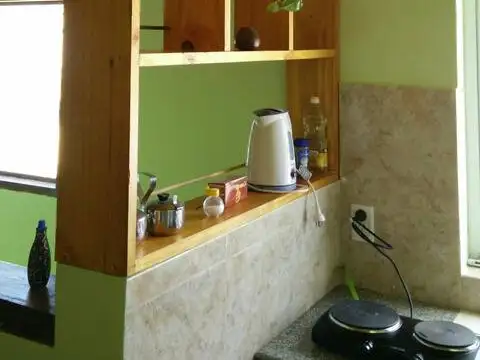 Casa Multifamiliar salida a dos calles, Casa, dos departamentos y dos locales.-