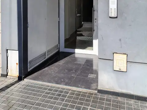 REGIO AMBIENTE AL FRENTE DIVISIBLE – MUY LUMINOSO - CON BALCON – EXCELENTE ESTADO - BAJAS EXPENSAS