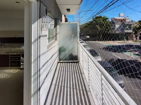 REGIO AMBIENTE AL FRENTE DIVISIBLE – MUY LUMINOSO - CON BALCON – EXCELENTE ESTADO - BAJAS EXPENSAS