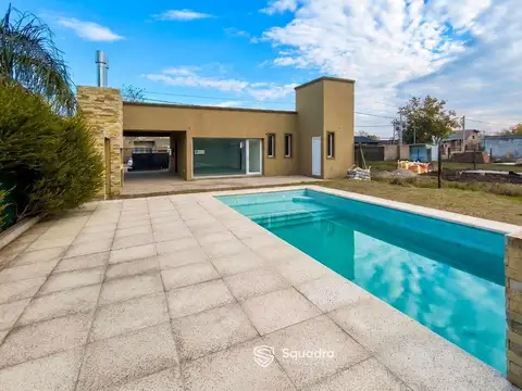 VENTA - Casa 2 dormitorios, cochera con parrillero y piscina - Tierra de Sueños 3, Roldán.
