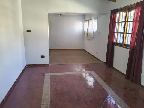 Casa en Alquiler con 6 cocheras