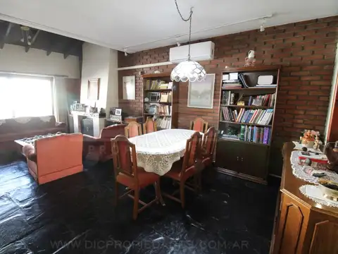 Casa 5 ambientes con 2 baños