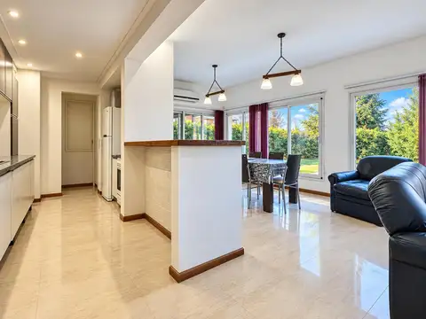 Casa 5 ambientes con 2 baños