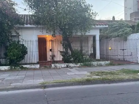 VENTA CASA 3 AMBIENTES CON ENTRADA DE AUTO APTO CREDITO