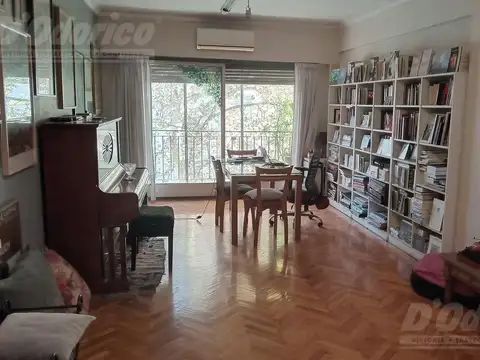 Departamento de 2 dormitorios c/dep. serv. y baulera en venta en Caballito. Apto Profesional