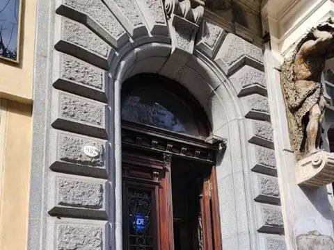 Impecable Oficina en venta / 4 despachos / Av de Mayo y 9 de Julio / Montserrat.