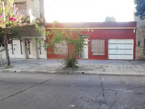 HERMOSA Y SOLIDA CASA CON PARQUE Y DEPENDENCIAS