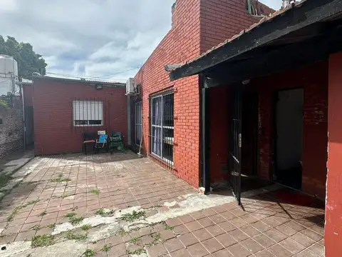 Casa sobre lote de 300 mtrs2 aprox, 4 ambientes con cochera