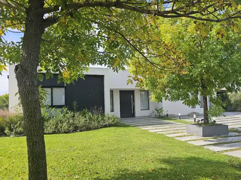 Casa en Venta en El Cantón - Barrio Golf, USD 300.000