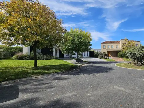 Casa en Venta con 3 cocheras