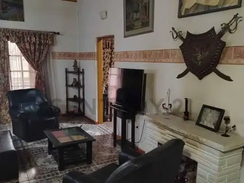 VENTA Espectacular Residencia de 5 Dormitorios con Pileta Climatizada, Quincho y Gran Altillo a Metr