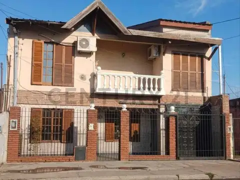 VENTA Espectacular Residencia de 5 Dormitorios con Pileta Climatizada, Quincho y Gran Altillo a Metr