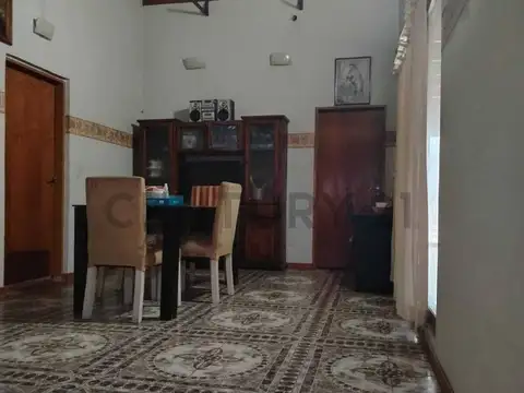 Casa 8 ambientes con 3 baños