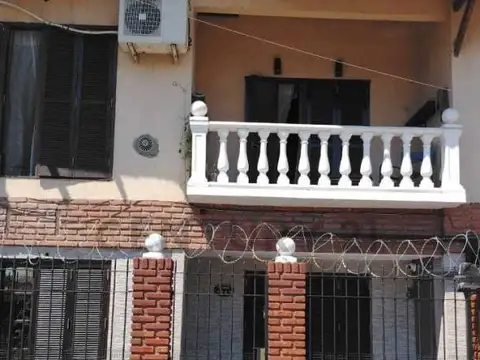 VENTA Espectacular Residencia de 5 Dormitorios con Pileta Climatizada, Quincho y Gran Altillo a Metr