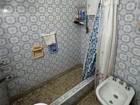 CASA DE TRES AMBIENTES SOBRE LOTE PROPIO CON JARDIN Y POTENCIAL DE AMPLIACION