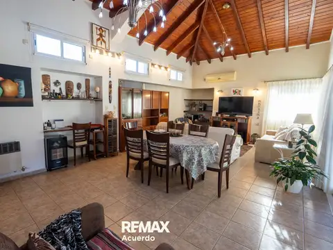 Casa 6 ambientes con 3 baños