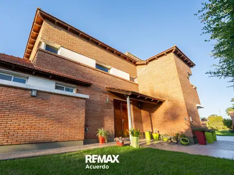Casa en Venta con 2 cocheras