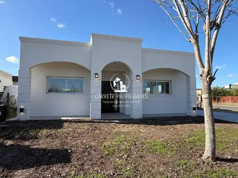 Casa de 5 ambientes en lote central en venta. Barrio San Ramón. Pilar del Este