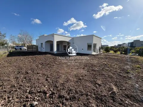 Casa de 5 ambientes en lote central en venta. Barrio San Ramón. Pilar del Este 100
