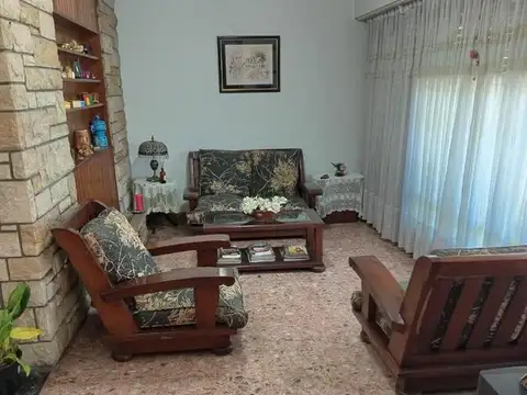 Casa 5 ambientes con 2 baños