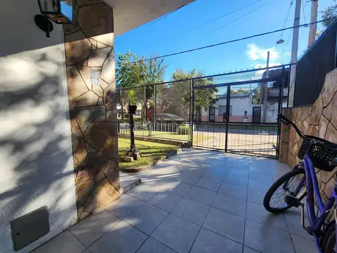 Casa 6 ambientes con 2 baños