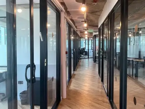 Excelente oficina de 100m2 dividida y equipada c/8 cocheras