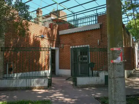 Casa en Venta 2 dormitorios con patio, cochera  y parrillero en Alberdi