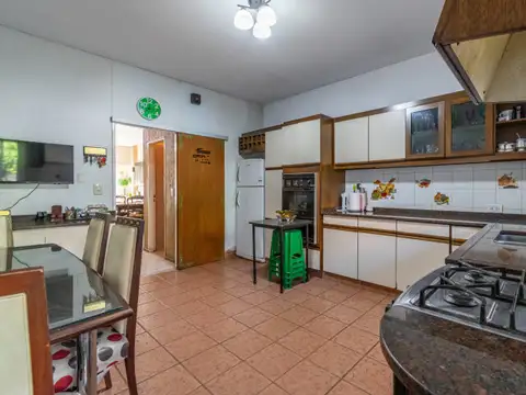 Casa en Venta. Triplex. Con Jardín. Pileta. Cochera. Velez Sarsfield