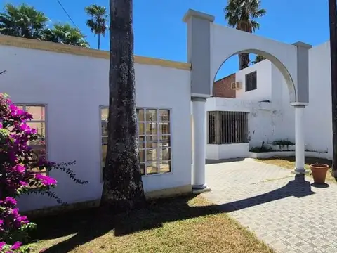 Casa 8 ambientes con 4 baños