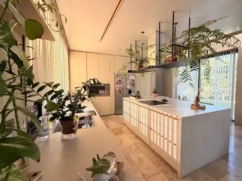 Casa en Venta con 3 cocheras