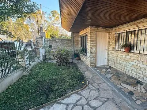 Venta Casa 4 ambientes Villa Adelina con gran fondo parrilla y quincho
