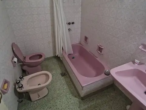 Casa en Alquiler con 2 cocheras