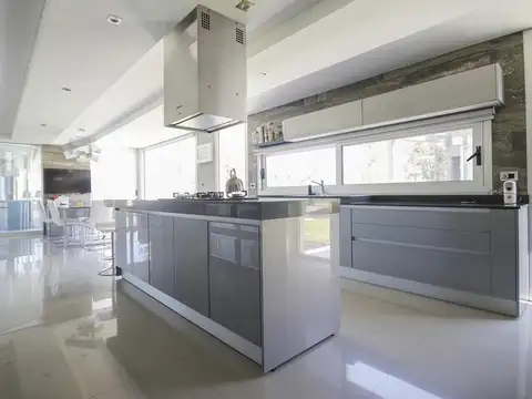 Casa 4 ambientes con 8 baños