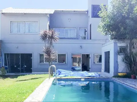 VENTA CASA CON PILETA Y QUINCHO