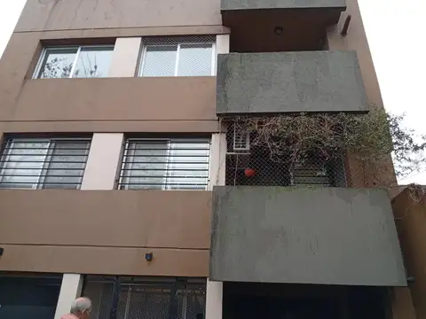 3 ambientes al frente con balcón cochera y baulera