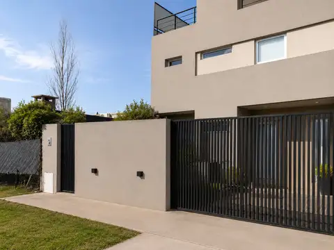 CASA MODERNA A ESTRENAR EN FUNES – 3 DORMITORIOS, PISCINA, GALERÍA Y TERRAZA