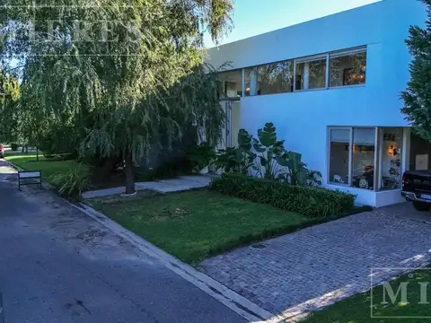 Casa en venta en La Montura, Avenida Patricias Argentinas 3593