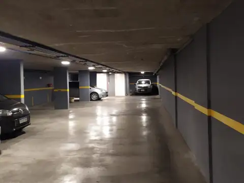 COCHERA AMPLIA TECHADA EN EDIFICIO CON PORTON AUTOMATICO