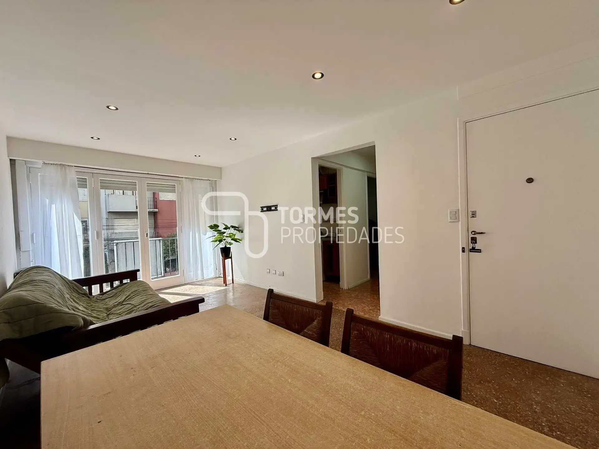 Departamento 2 ambientes al frente con balcón en zona Paseo Aldrey