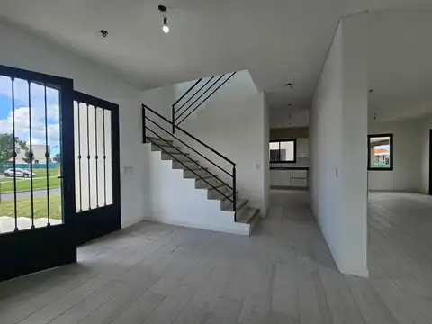 Casa 5 ambientes con 4 baños